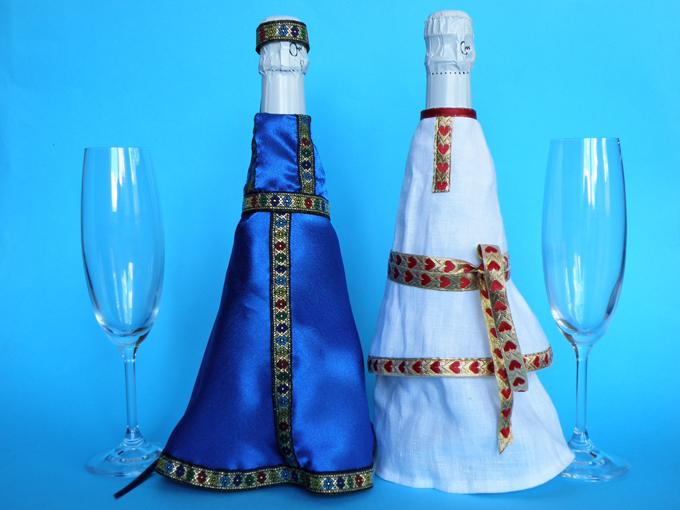 Kāzu galda dekors pudelēm Krievu tautas tērpi
